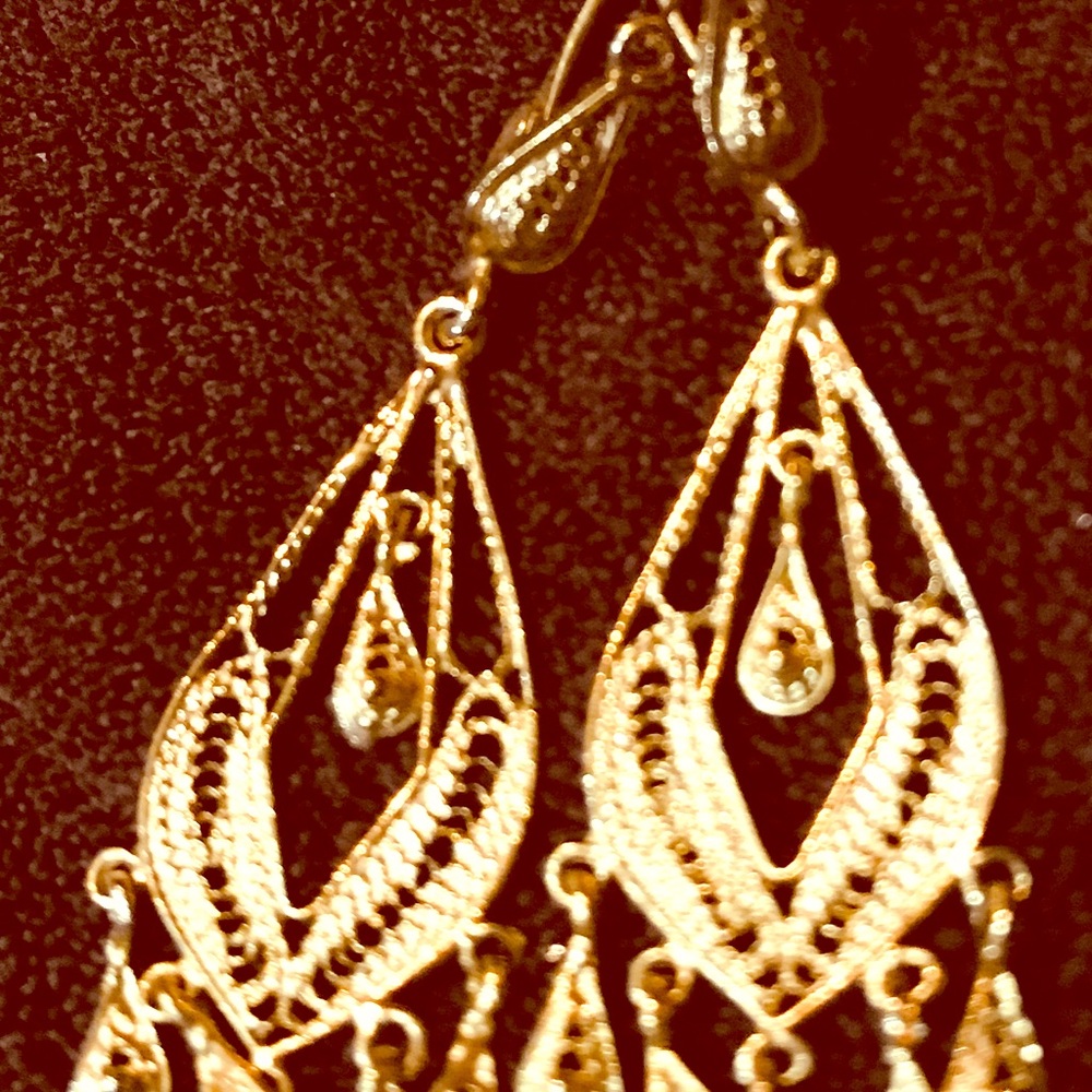 Pretty dangling gold plated earrings.